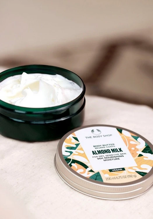 The Body Shop - Masło do ciała z mlekiem migdałowym (200 ml) - obrazek 3