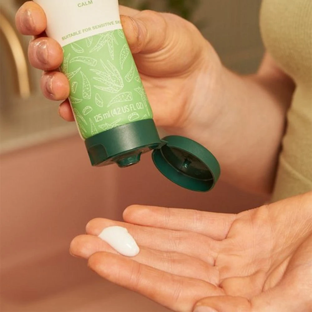 The Body Shop - Kremowy oczyszczacz do twarzy z aloesem (125 ml) - obrazek 3