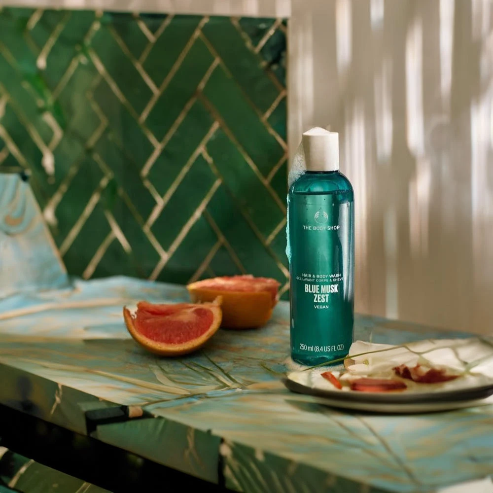The Body Shop - Żel do mycia ciała i włosów Blue Musk Zest (250 ml) - obrazek 3
