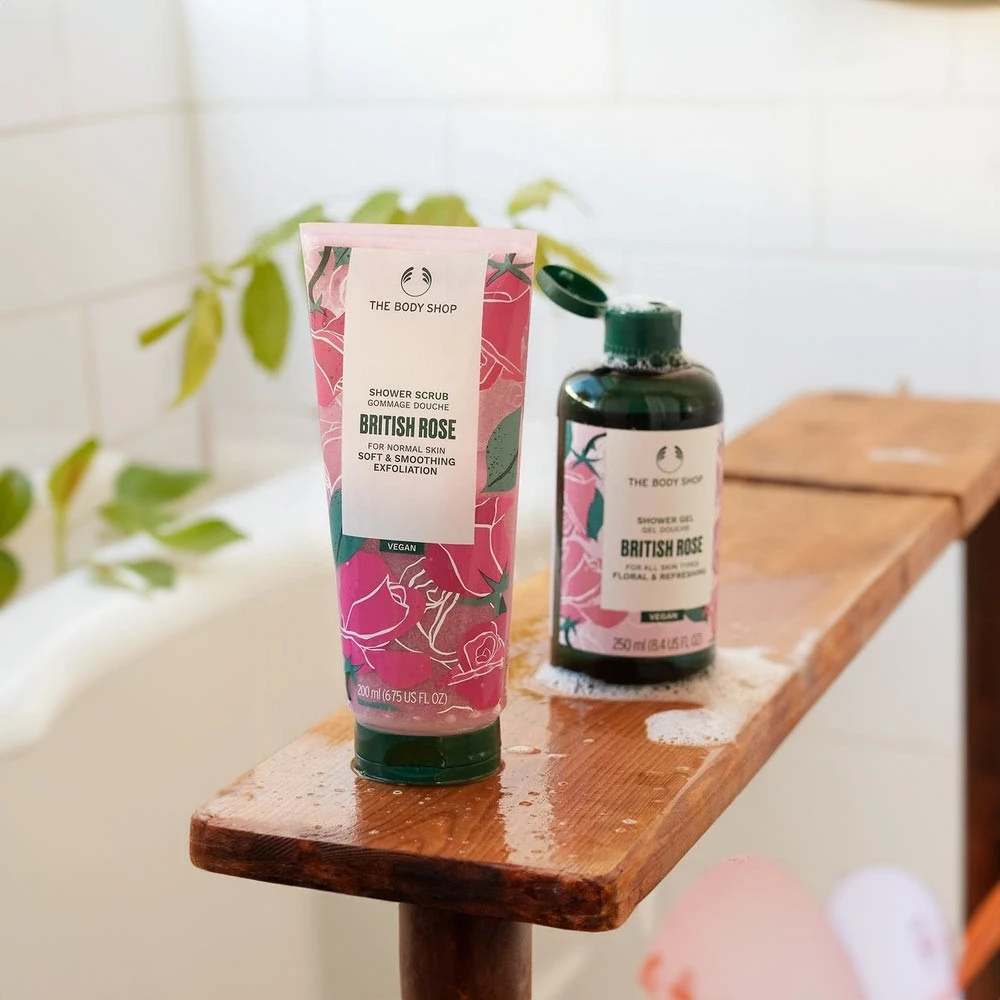 The Body Shop - Peeling do ciała British Rose (200 ml) - obrazek 3