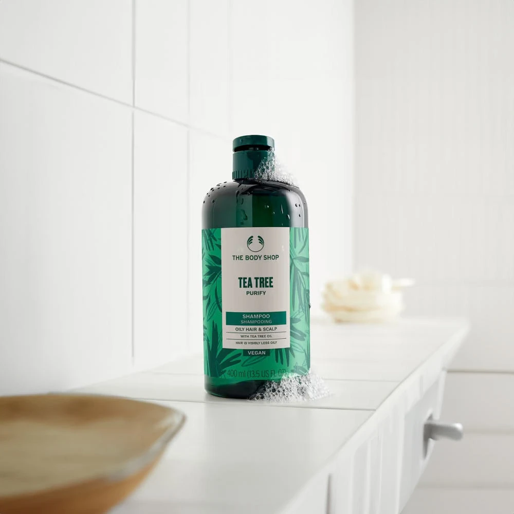 The Body Shop - Szampon oczyszczający i równoważący z olejkiem z drzewa herbacianego (400 ml) - obrazek 3